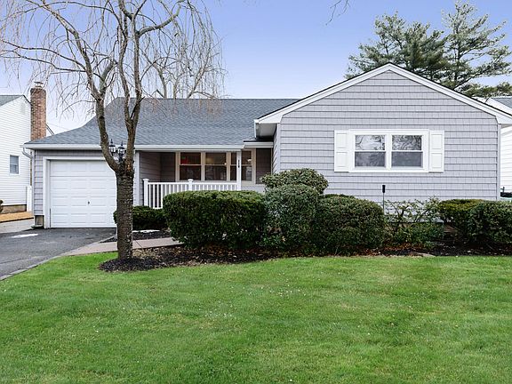 3rd image of 119 Knollwood Dr