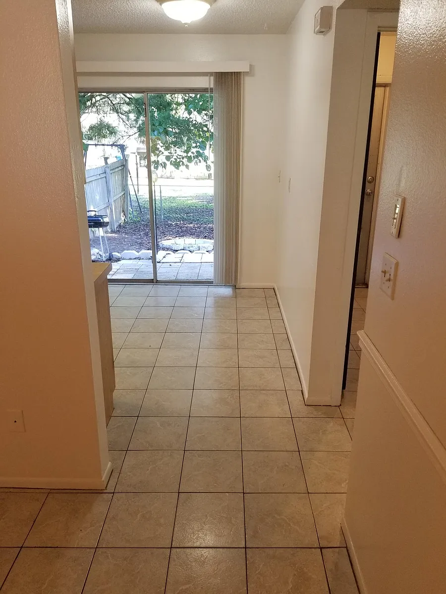 Building Photo - 600 Saint Petersburg Dr W