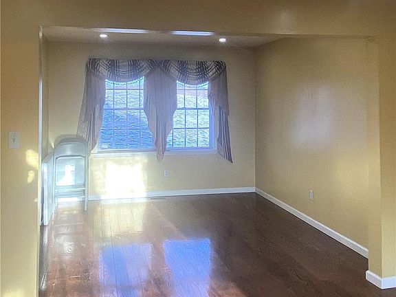 4th image of 3104 Peacock Dr