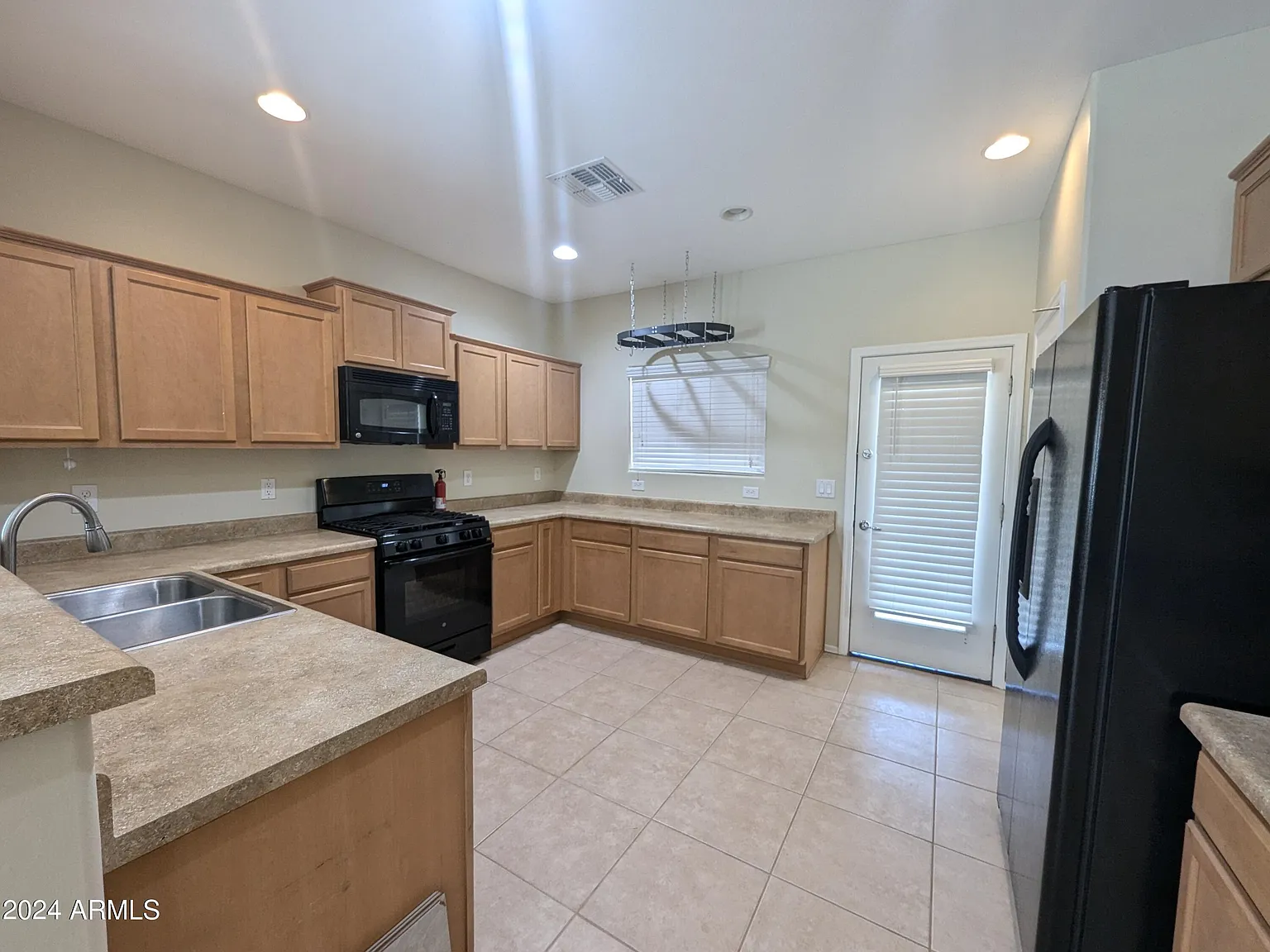 4 bed, 2.0 bath, 1778 sqft, $1,900 — Photo 4