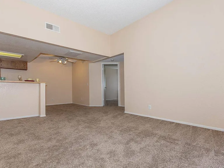 Barstonian Apartments — Photo 27