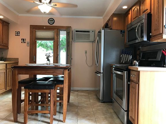3rd image of 4118 Amelia Ave