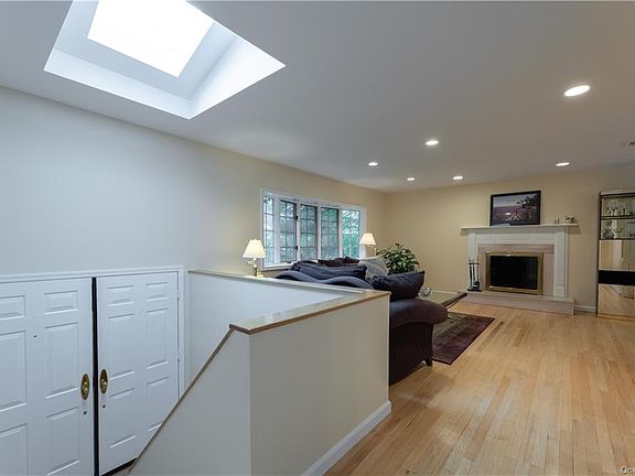 4th image of 39 Woodglen Dr