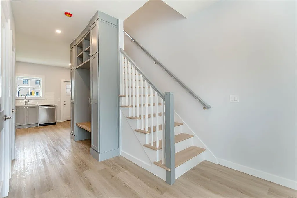 2 bed, 1.5 bath, 933 sqft, $2,850 — Photo 1