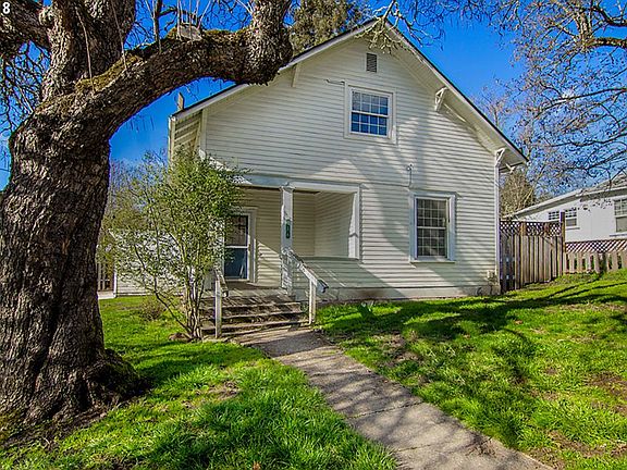 2nd image of 816 NE Nash St