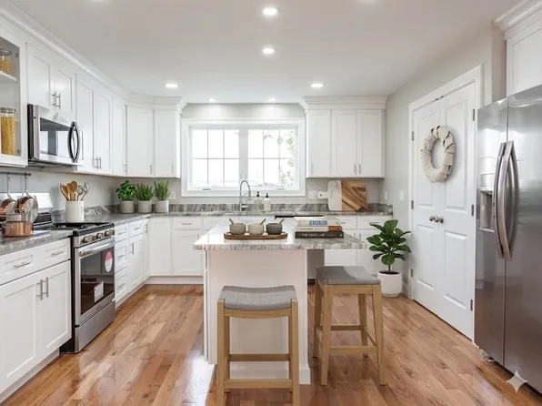 579 Summit St #3, Fall River, MA 02724