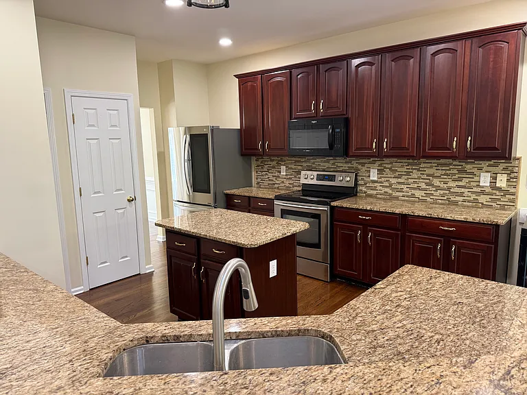 10822 Chamberlain Hall Ct — Photo 43