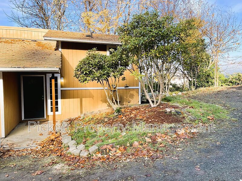 1st image of 4619 Beach Dr E