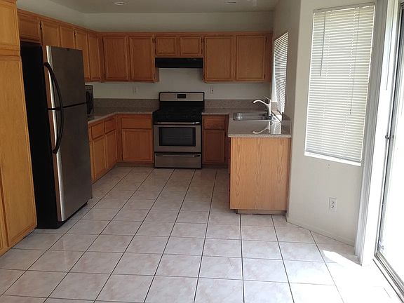 3rd image of 14038 Catalina Ct