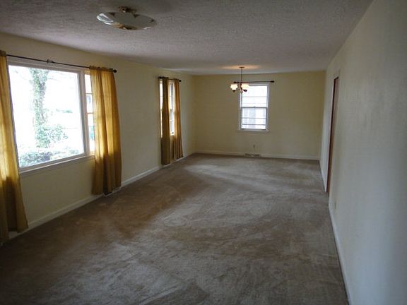 5th image of 411 Sproles Ave E