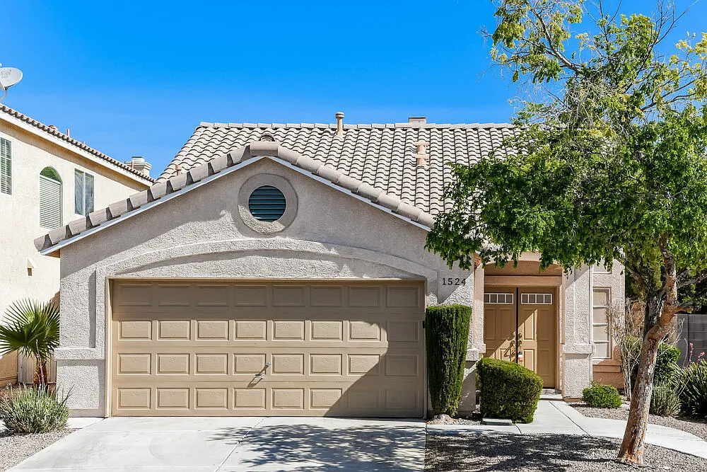 3 bed, 2.0 bath, 1421 sqft, $2,055 — Photo 1