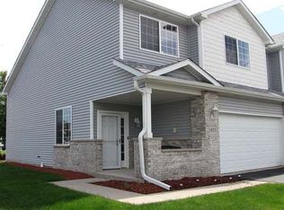 1853 Waters Edge Dr, Minooka, IL 60447