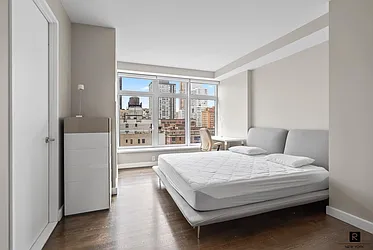 Rented by R New York