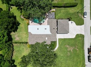 3553 E Forest Lake Dr, Sarasota, FL 34232