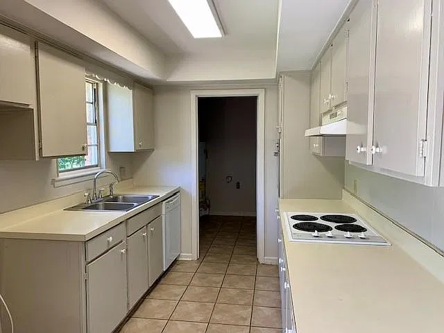 4 bed, 2.5 bath, 1802 sqft, $2,000 — Photo 4