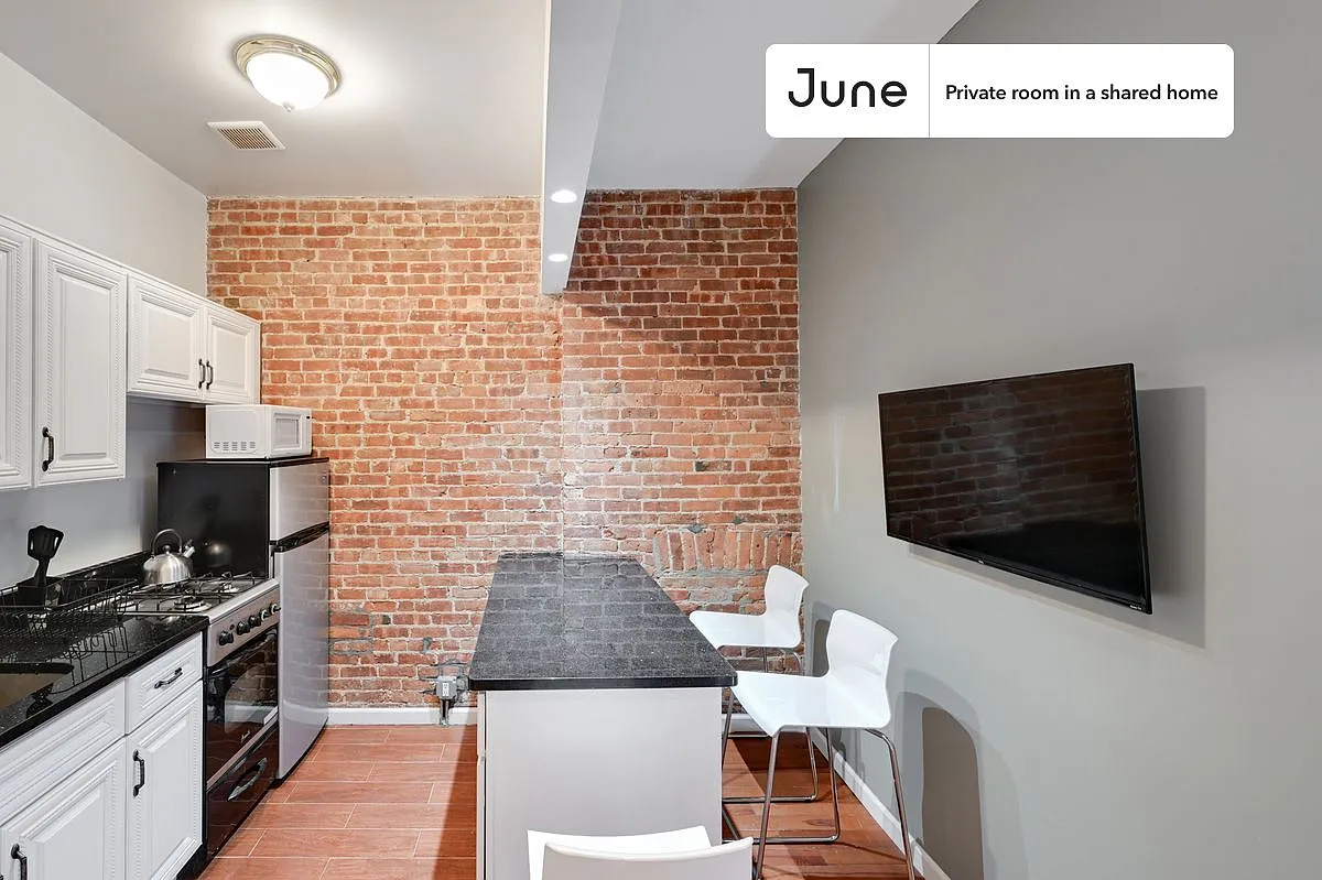 Full bedroom in 2 bed/1 bath home in Hell's Kitchen #850 B — Photo 2