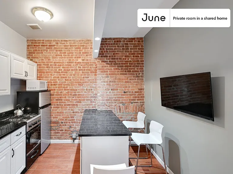 351 W 46th St #B — Photo 2