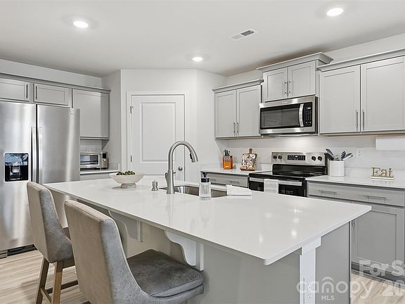 3rd image of 586 N Sparkleberry St