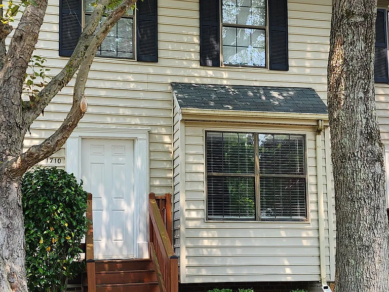 1710 Skiffes Creek Cir — Photo 2