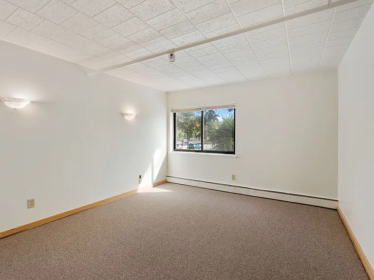 2125 W Kilbourn Ave — Photo 16