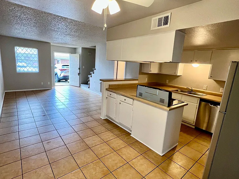 1076 Linde St — Photo 2
