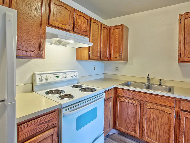 1019 Abbey Ct #8 — Photo 6