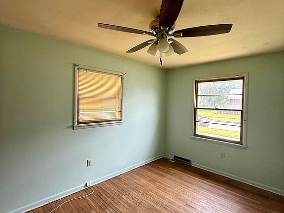 5th image of 558 Thurston St