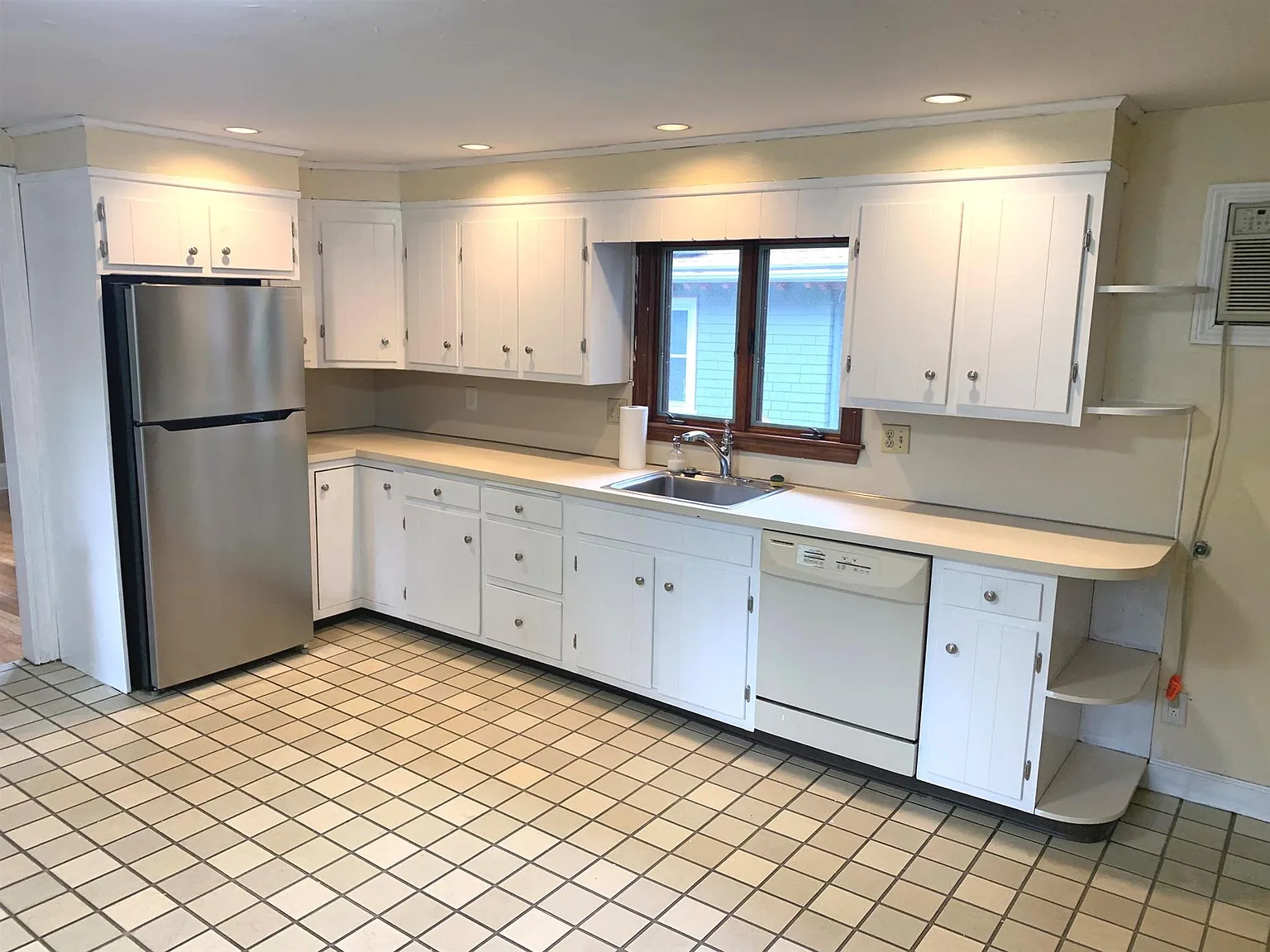 4 bed, 1638 sqft, $3,300 — Photo 2