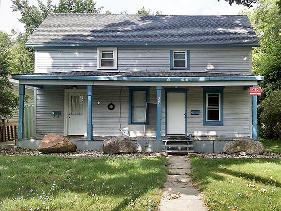 Spacious front yard!