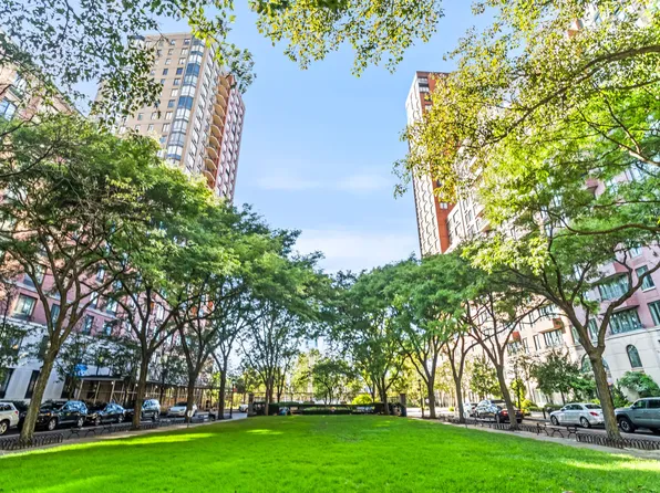 280 Rector Place image 15 of 17