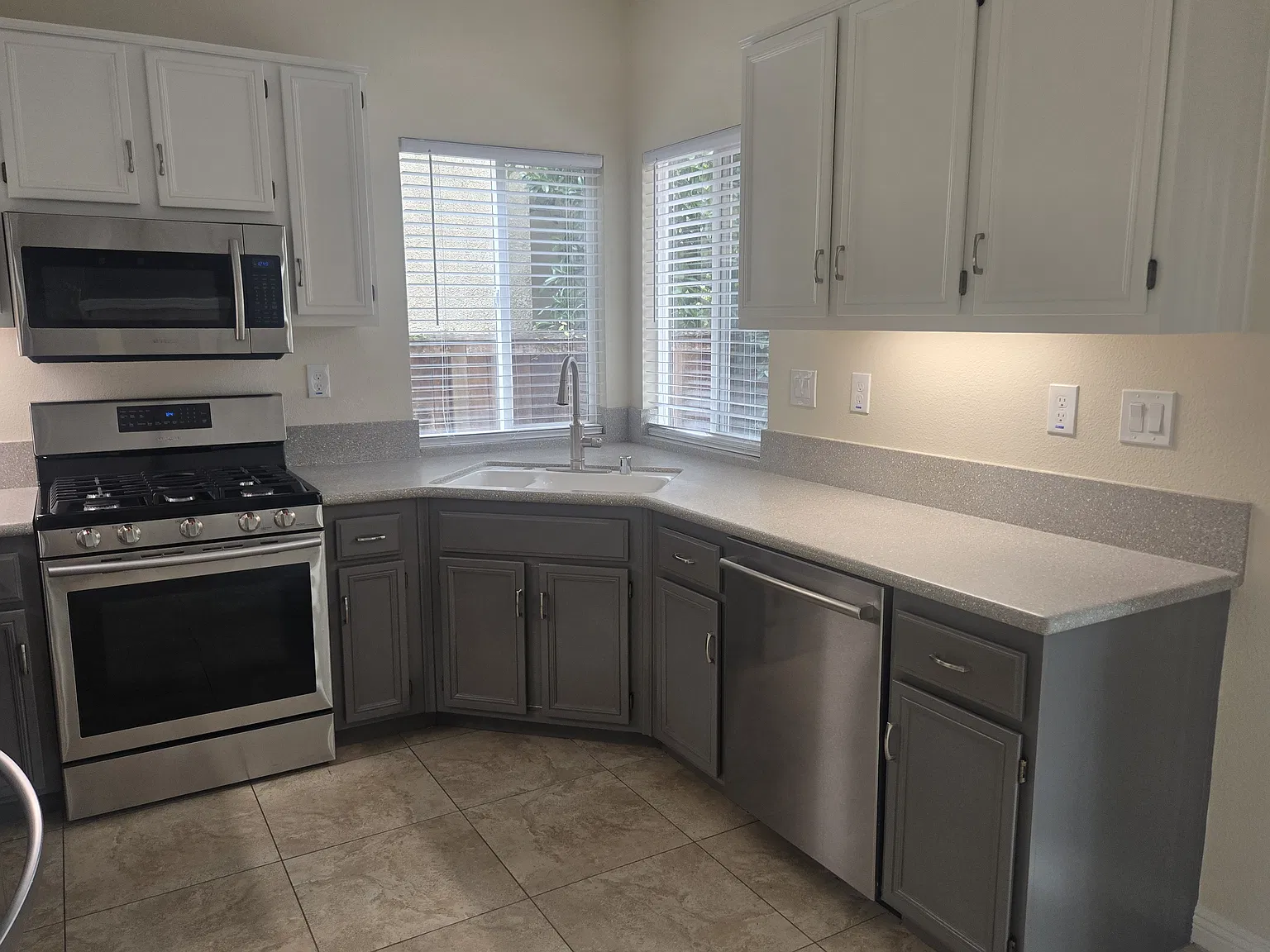 3 bed, 2.5 bath, 1690 sqft, $4,300 — Photo 4