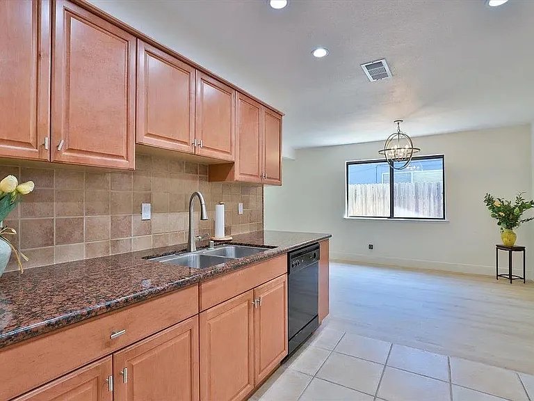 6821 Havenhurst Dr — Photo 11