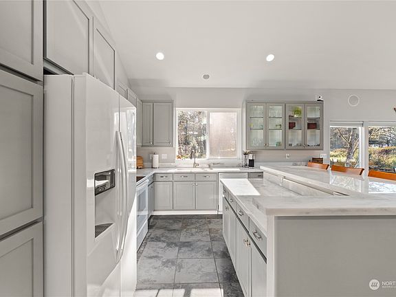 3rd image of 695 Fern Court SE