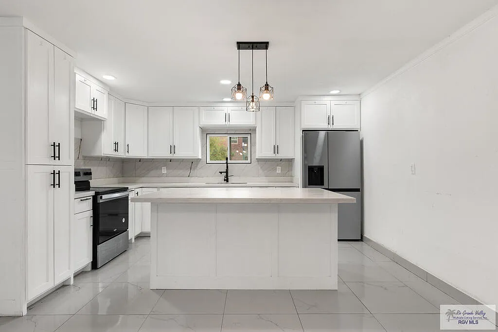 3 bed, 2.0 bath, 1529 sqft, $2,100 — Photo 4