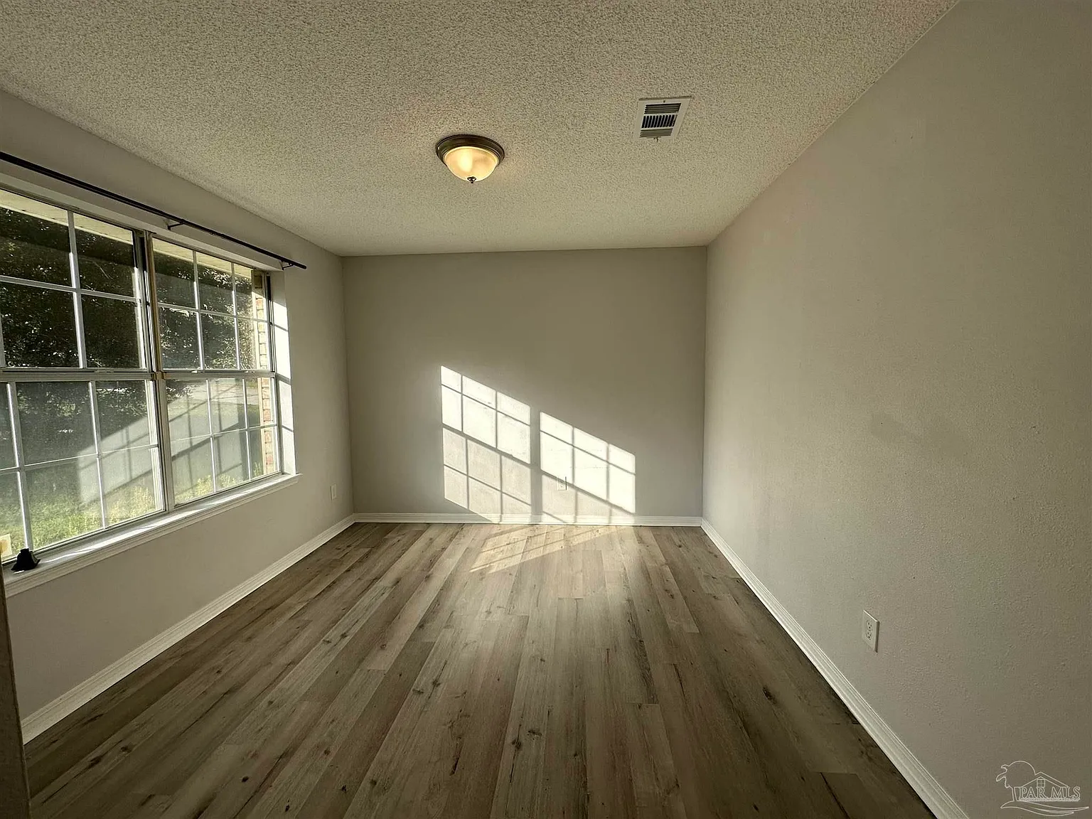 3 bed, 1556 sqft, $1,950 — Photo 2