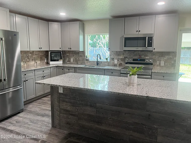 402 Amherst Ave — Photo 6