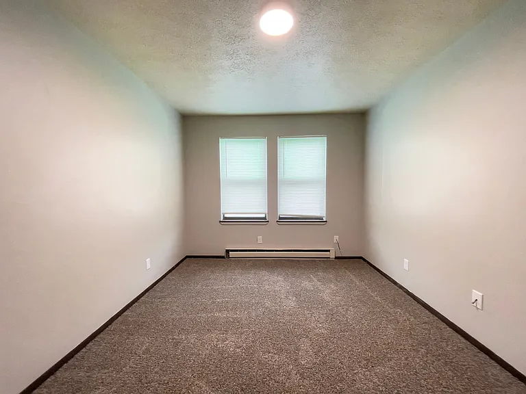 East Memorial Apartments — Photo 21