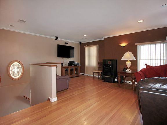 4th image of 119 Broadway