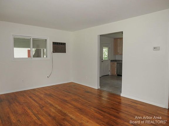 3rd image of 2315 Burns Ave