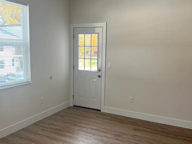 409 Court Yard Ln — Photo 34