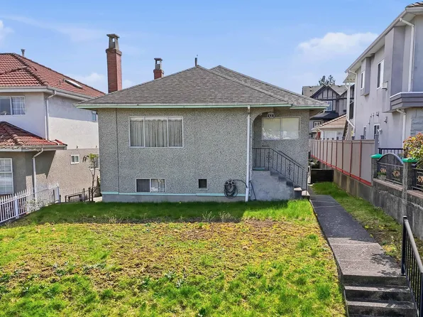 3090 Kitchener St, Vancouver, BC V5K 3E7