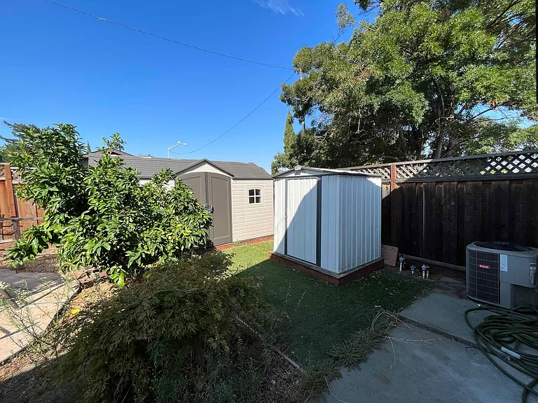 2000 Santa Cruz Ave — Photo 22