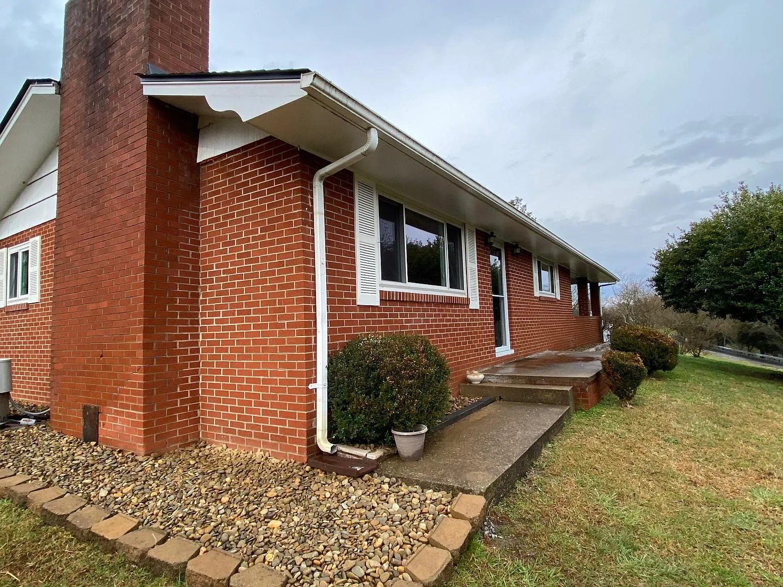 815 Lohman Rd — Photo 4