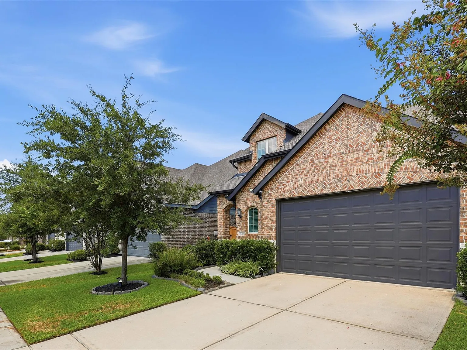 5 bed, 2.5 bath, 2627 sqft, $3,200 — Photo 2