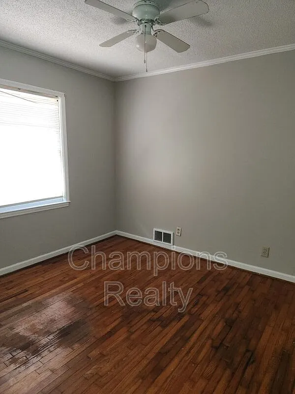 3 bed, 1.0 bath, 964 sqft, $1,200 — Photo 4