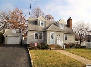 27 S Kensington Ave, Rockville Centre, NY 11570