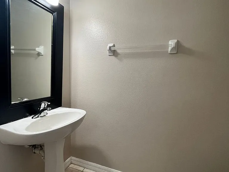 1306 Hampton Park Ln — Photo 11