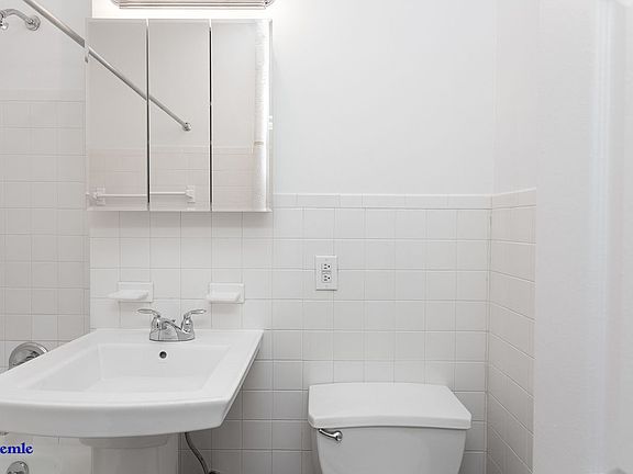 5th image of 204 E 84th St APT 3C
