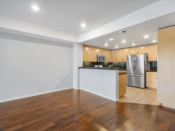 3rd image of 2921 Glascock St #122