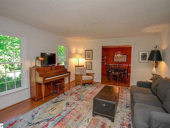 5th image of 214 Crestwood Dr
